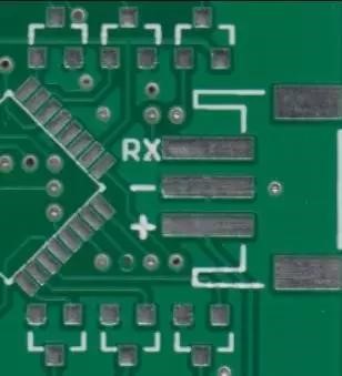 圖示PCB上大多地方沒有走線，不過有地的覆銅