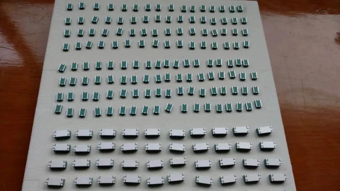 (a) SIW結(jié)構(gòu)濾波器實(shí)物照片；(b) SIW濾波器結(jié)構(gòu)示意圖；(c) 濾波器測試端口照片；(d) 實(shí)測結(jié)果與仿真結(jié)果對比