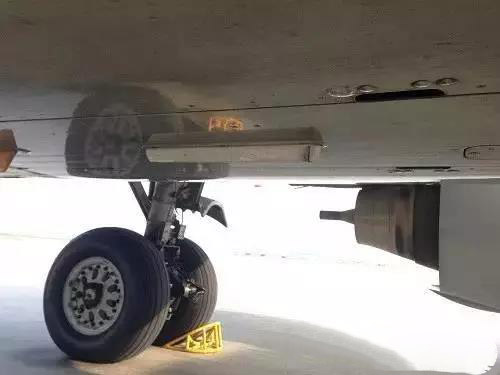 指點(diǎn)信標(biāo)天線在飛機(jī)機(jī)體底部。