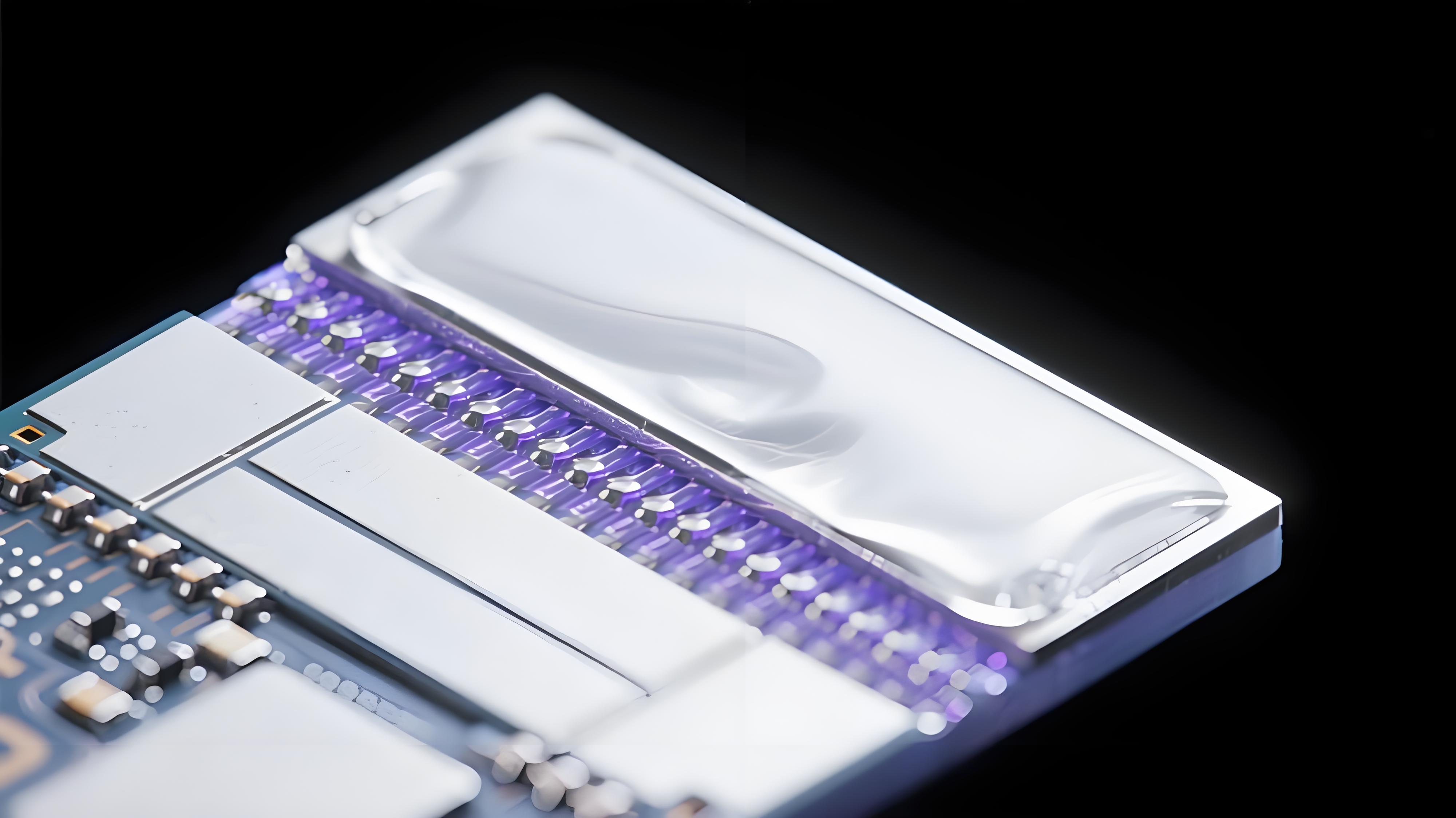 沉銀板分子自組裝單層(SAM)技術微觀特寫，展示銀層表面超薄疏水防護膜結構