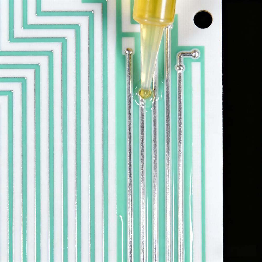 PTFE PCB專用蝕刻液線路加工微觀特寫，±0.008mm線寬精度無側蝕